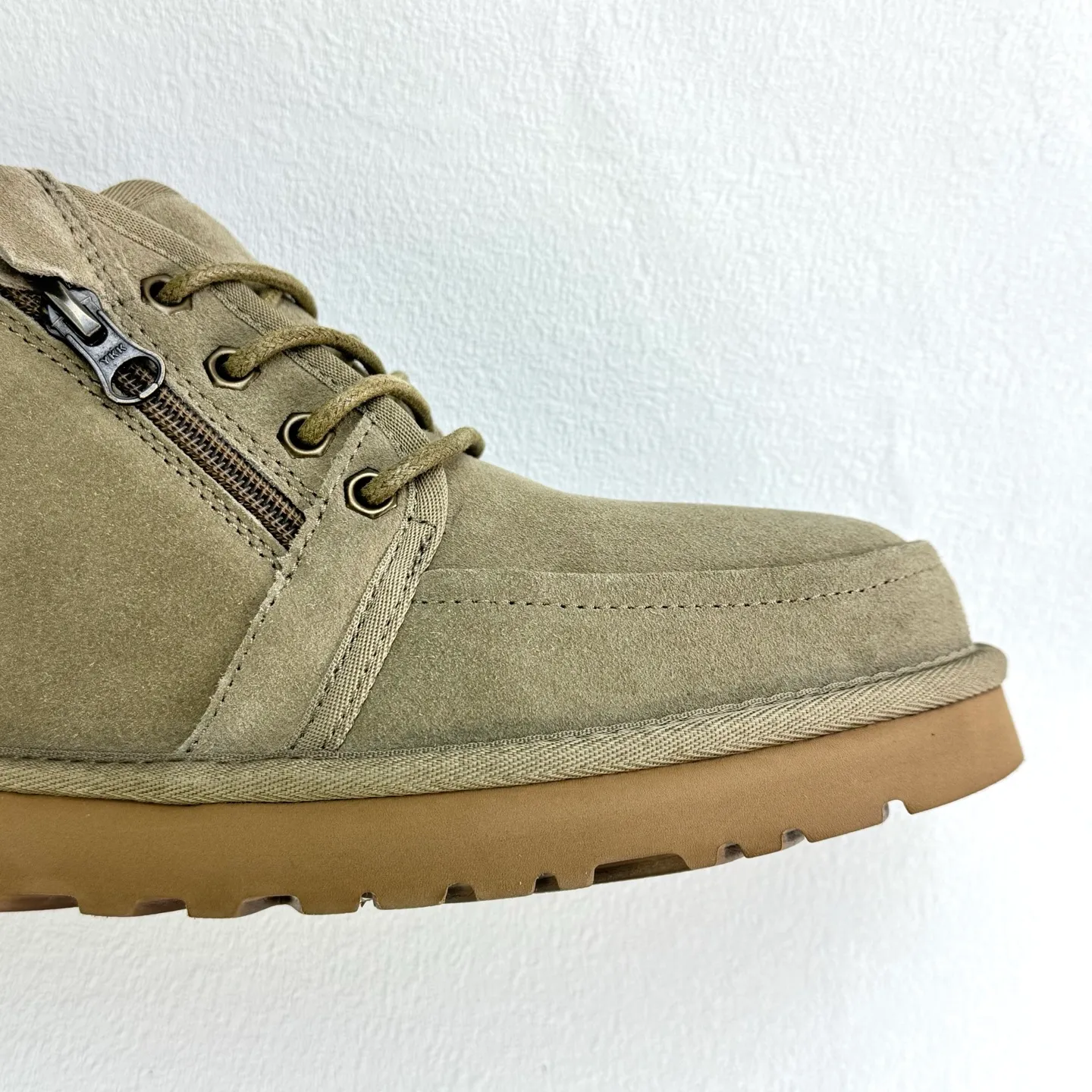 💰600 1163095 Newm zipper shell. Classic Newm series. Upgraded side zipper style for easy putting on and taking off. High satin smooth cow suede material. It won’t freeze your feet in the winter. You must arrange the hair adding. Size: 39 40 41 42 43 44 45